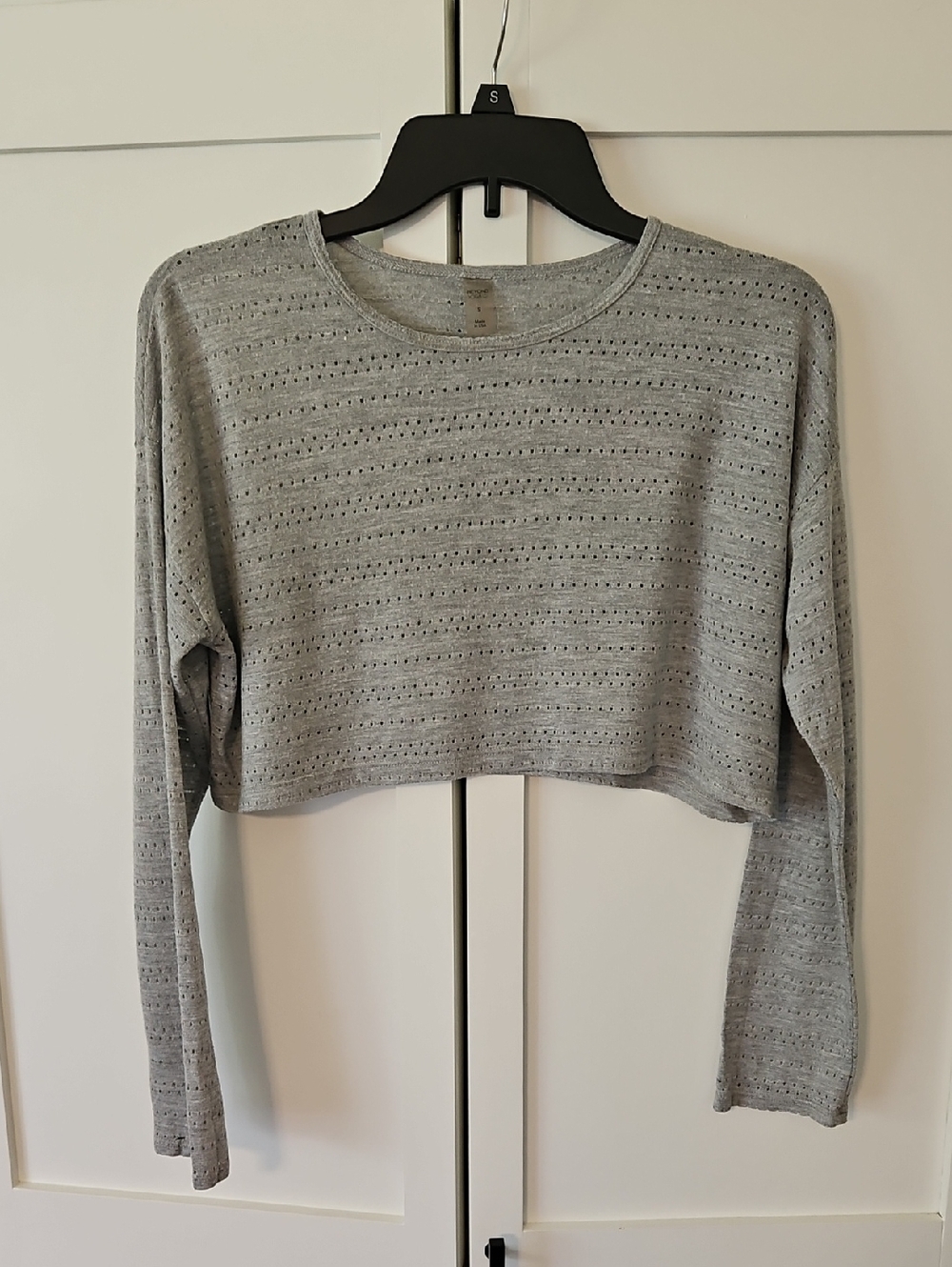 Beyond Yoga Heather Gray Cropped Long-Sleeve Knit Top